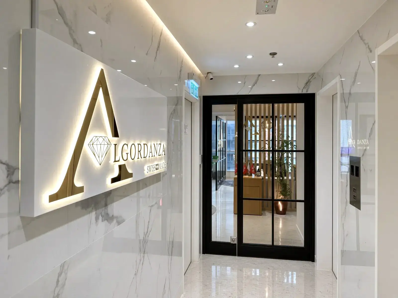 香港北角 Algordanza 陈列室入口,玻璃门旁设有灯光 Swiss Made 标志